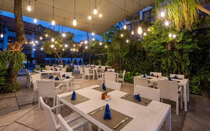 outdoor-restaurant-prime-plaza suites-sanur.webp