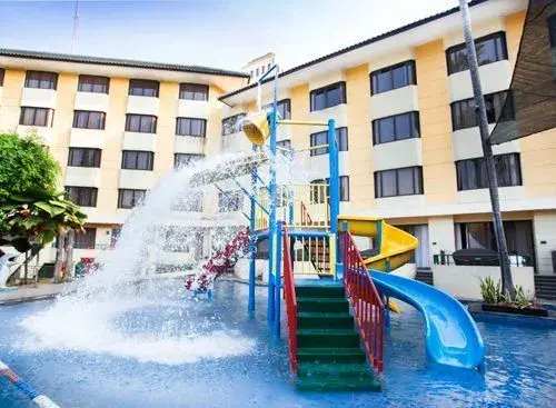 Kids Swimming Pool with Mini Waterboom